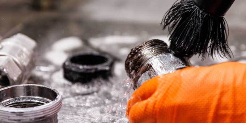 Cleaning different grease parts with a manual parts washer