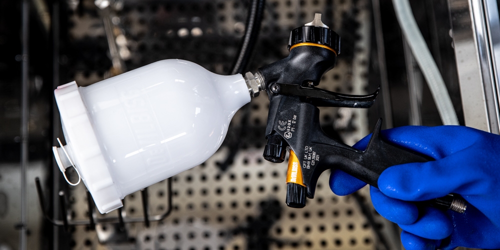 Spray gun interior cleaning