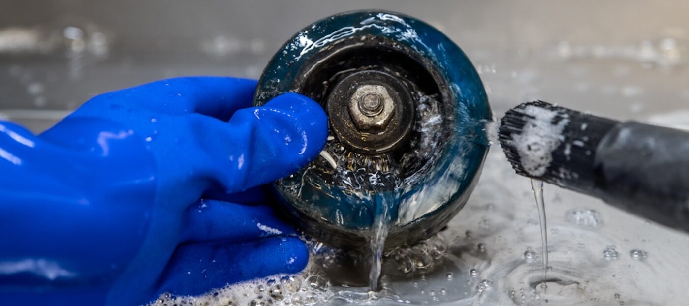 Manual parts washer